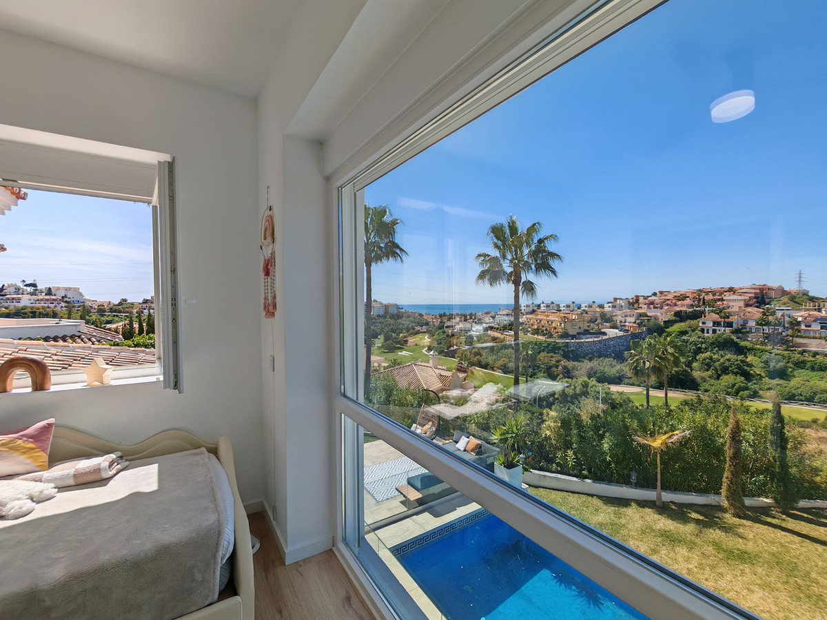 Gerenoveerde villa met panoramisch zeezicht in Mijas Costa