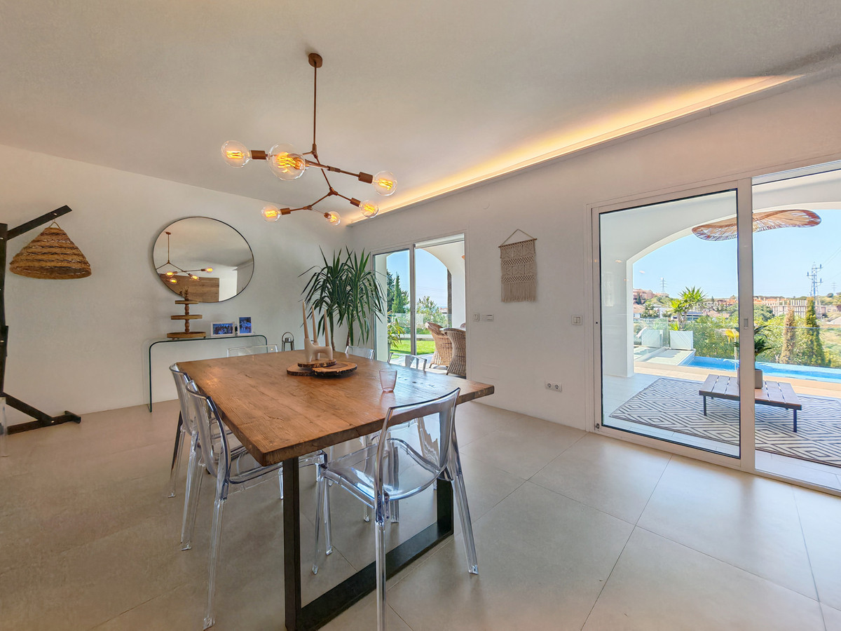 Gerenoveerde villa met panoramisch zeezicht in Mijas Costa