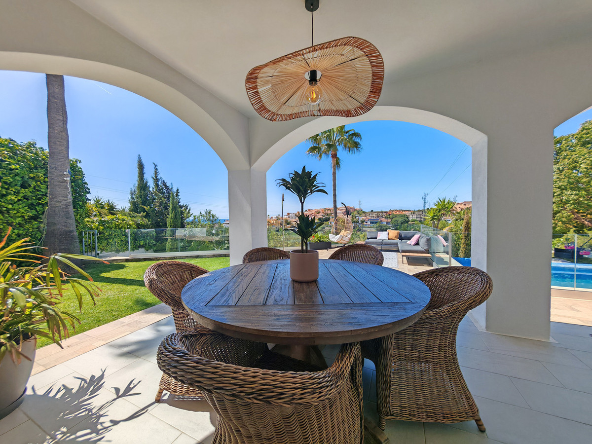 Gerenoveerde villa met panoramisch zeezicht in Mijas Costa