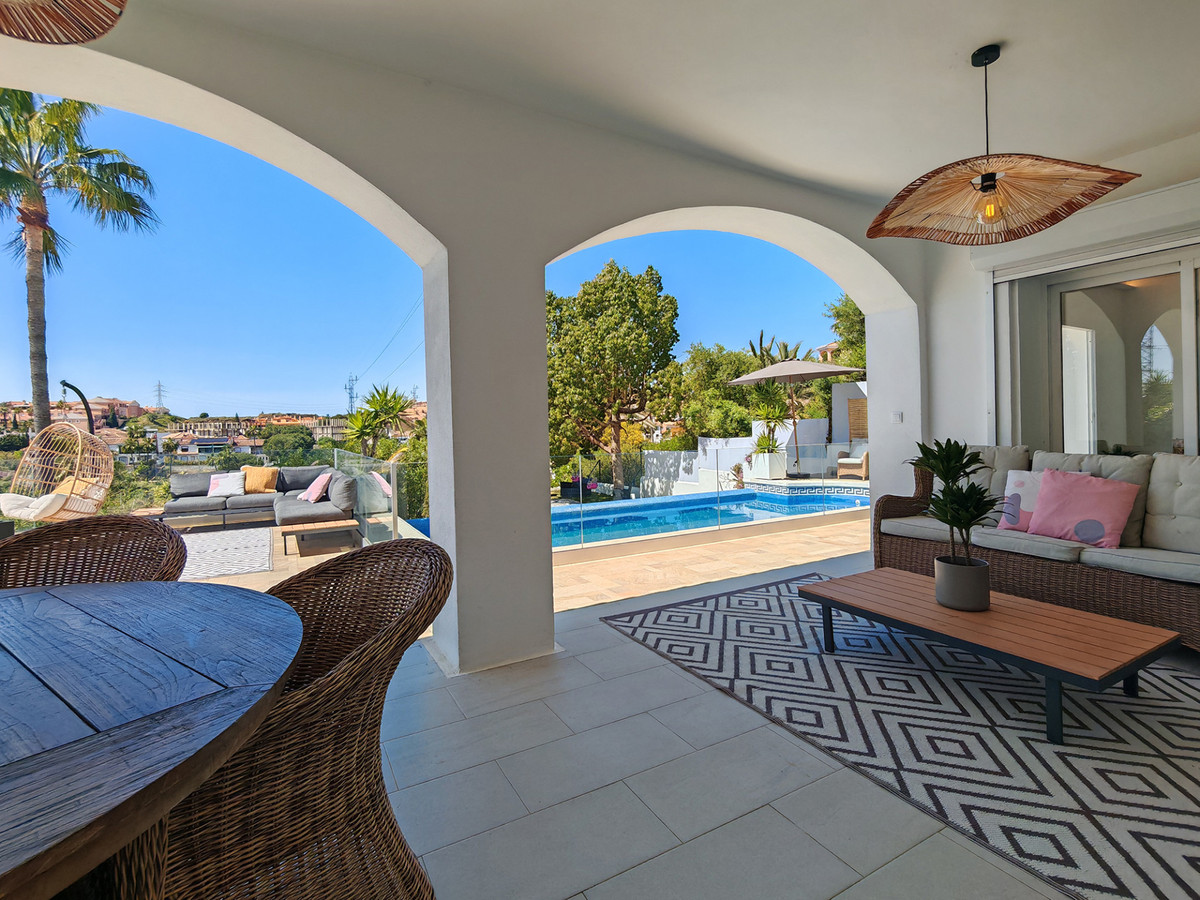 Gerenoveerde villa met panoramisch zeezicht in Mijas Costa