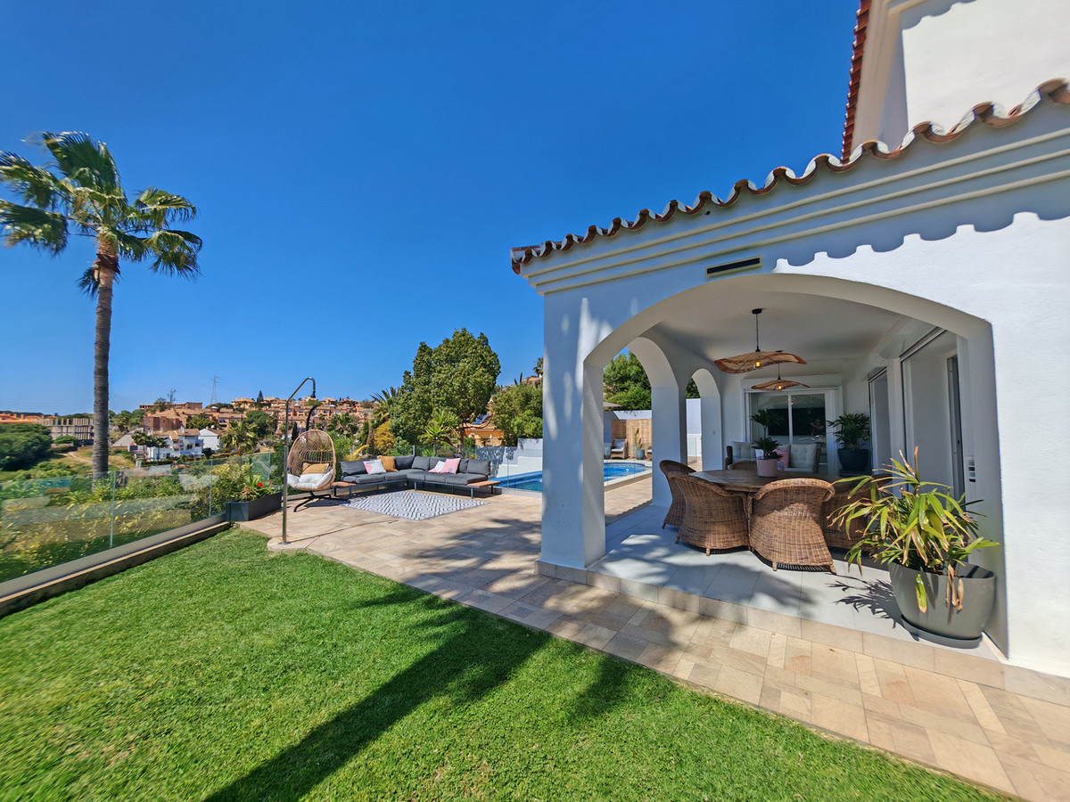 Gerenoveerde villa met panoramisch zeezicht in Mijas Costa