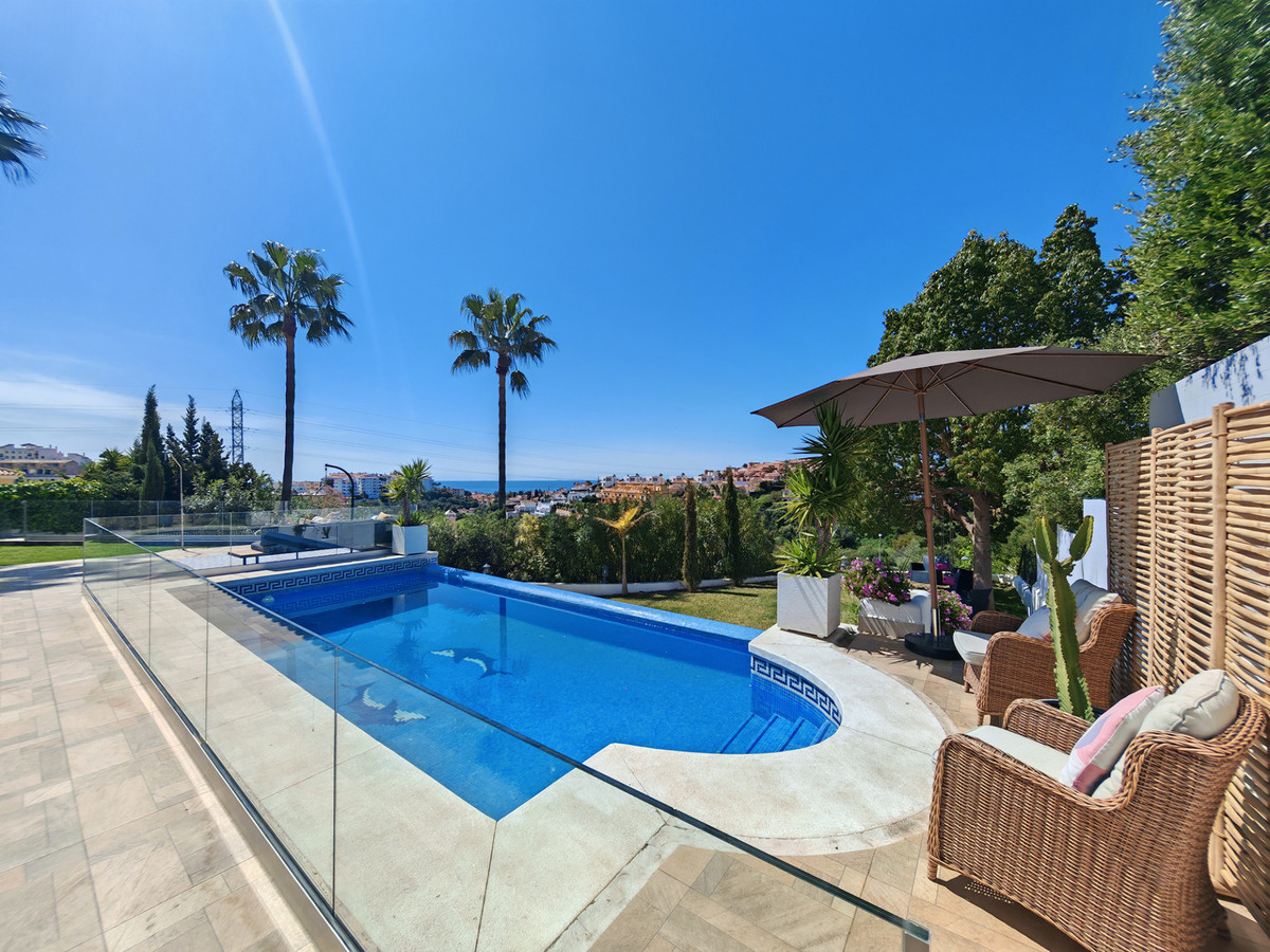 Gerenoveerde villa met panoramisch zeezicht in Mijas Costa