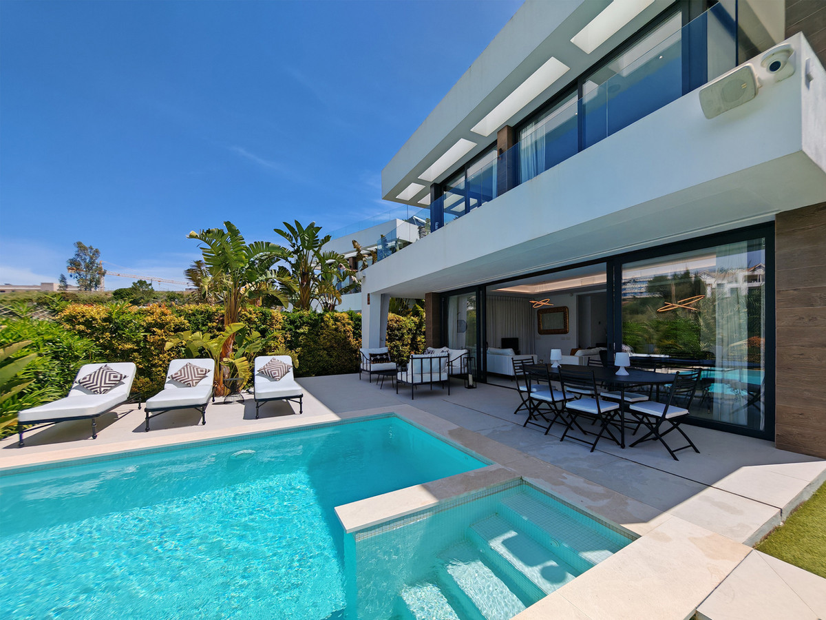 Nieuwbouw villa op eerste golflijn in Estepona