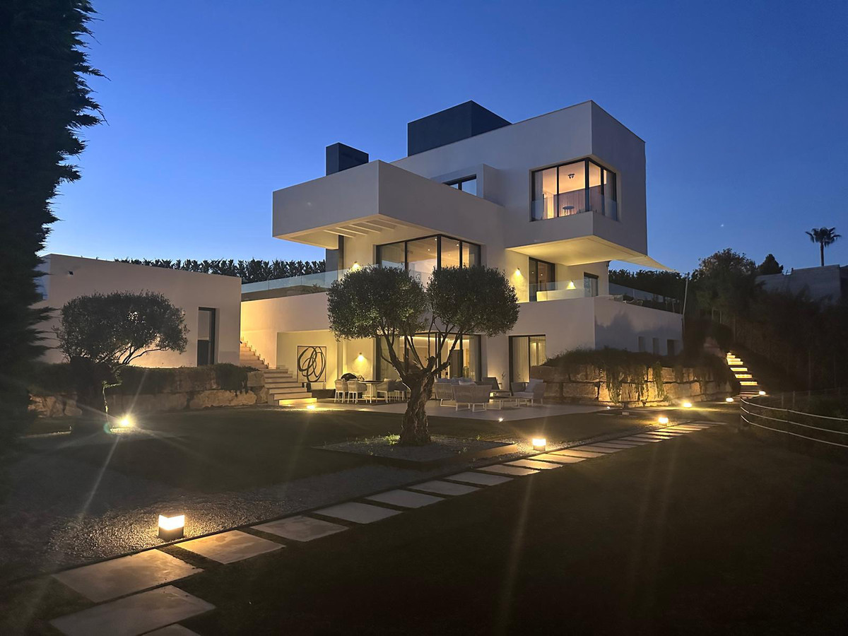 Luxe villa met panoramisch zee-en bergzicht in Benahavis