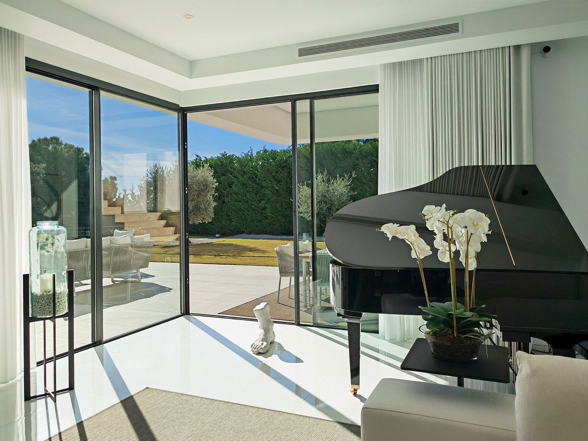Luxe villa met panoramisch zee-en bergzicht in Benahavis