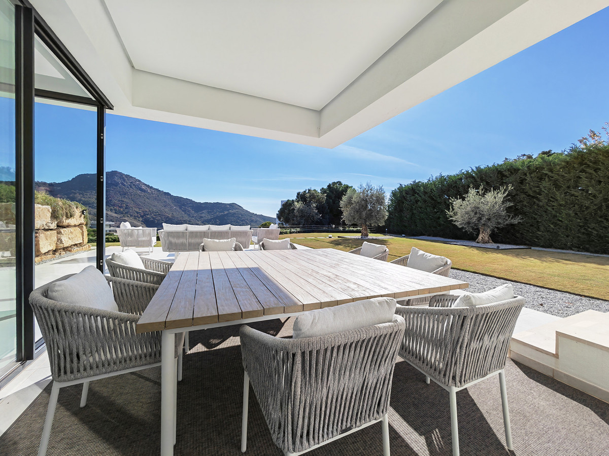 Luxe villa met panoramisch zee-en bergzicht in Benahavis