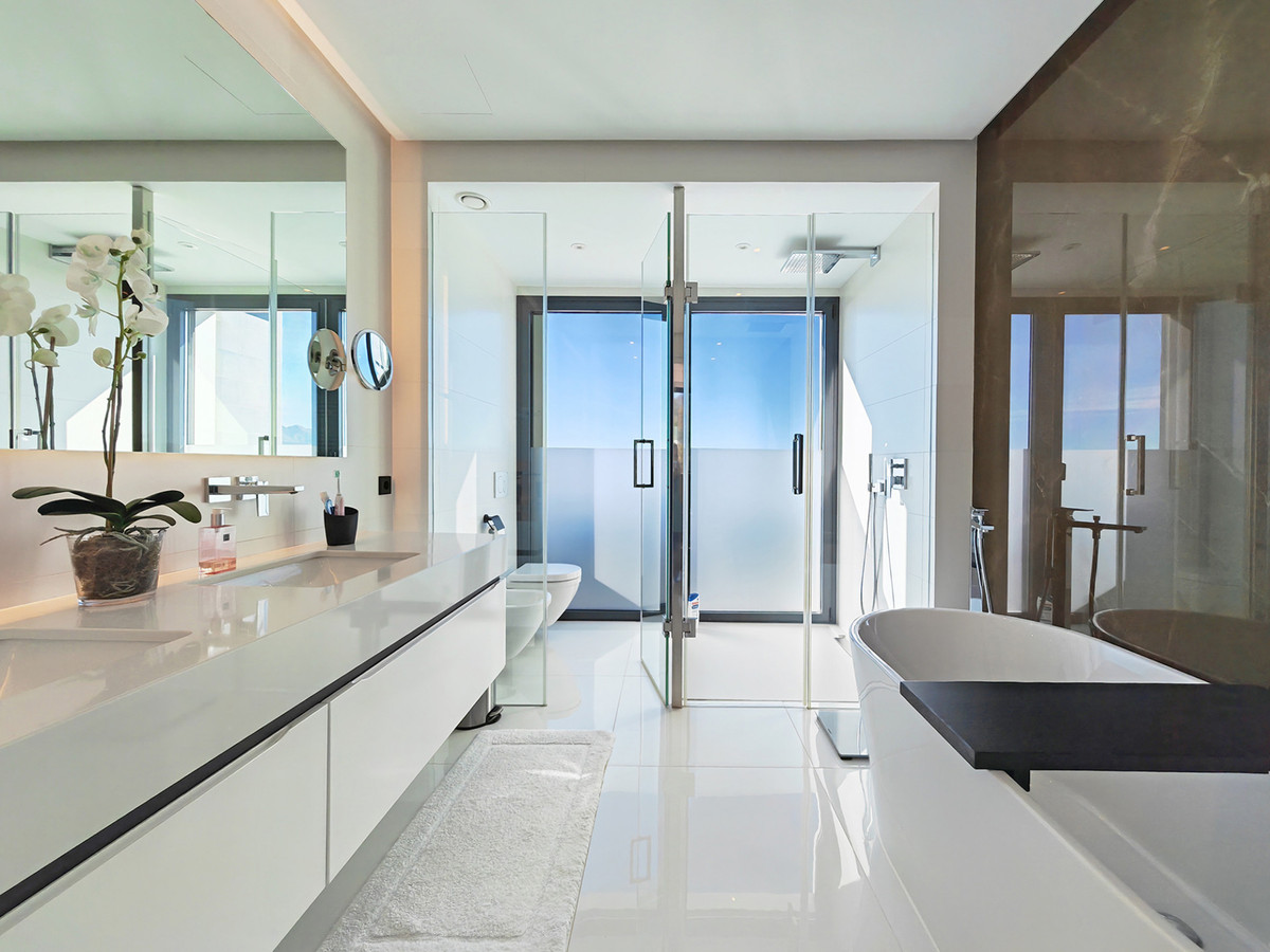 Luxe villa met panoramisch zee-en bergzicht in Benahavis