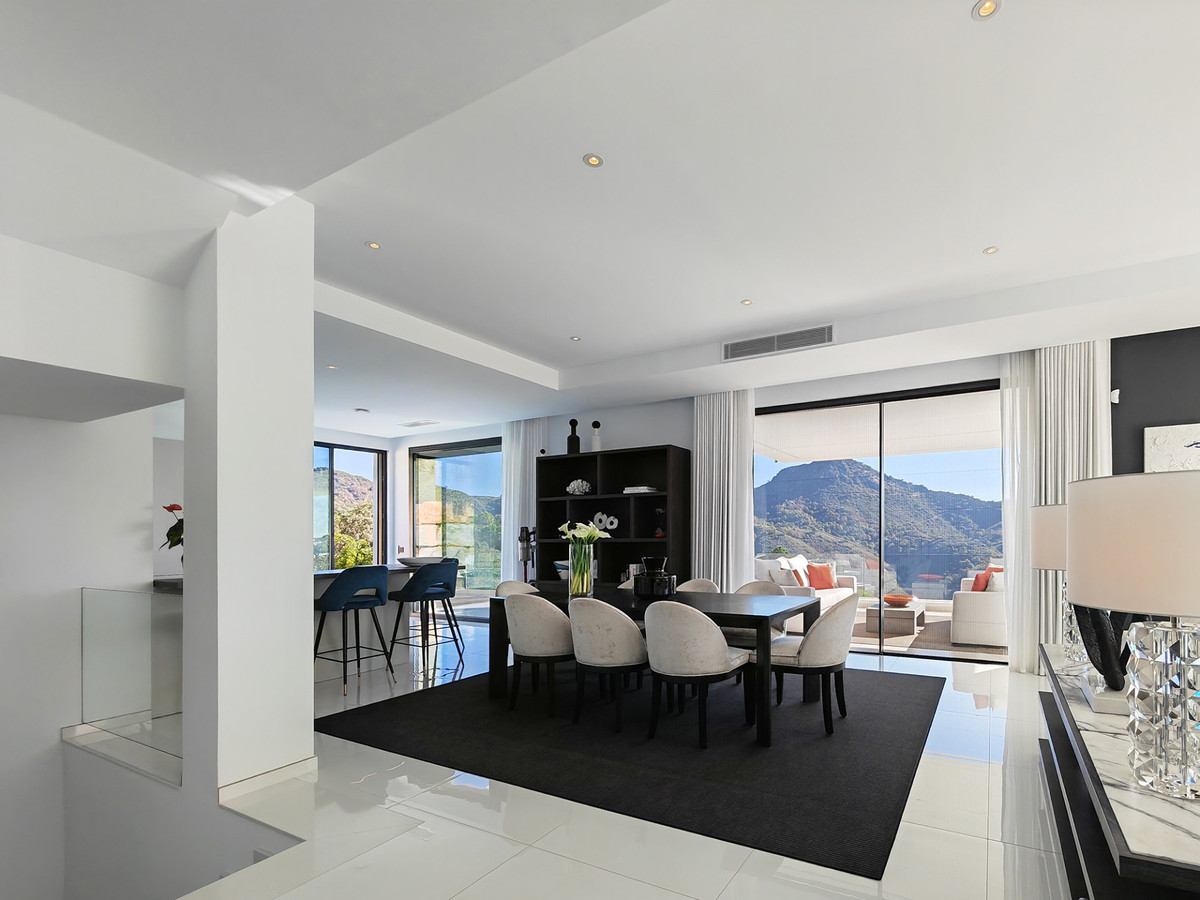 Luxe villa met panoramisch zee-en bergzicht in Benahavis