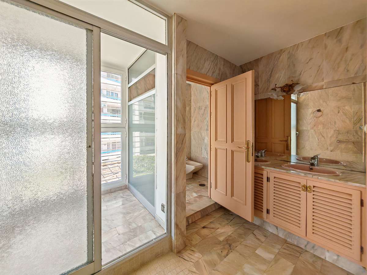 Vrijstaande villa met privé zwembad en renovatiepotentieel in Fuengirola