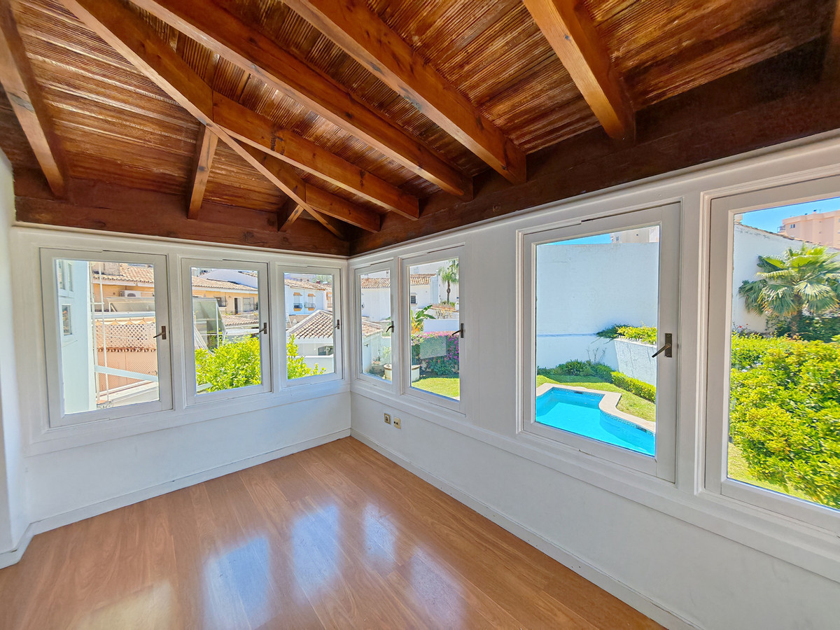 Vrijstaande villa met privé zwembad en renovatiepotentieel in Fuengirola
