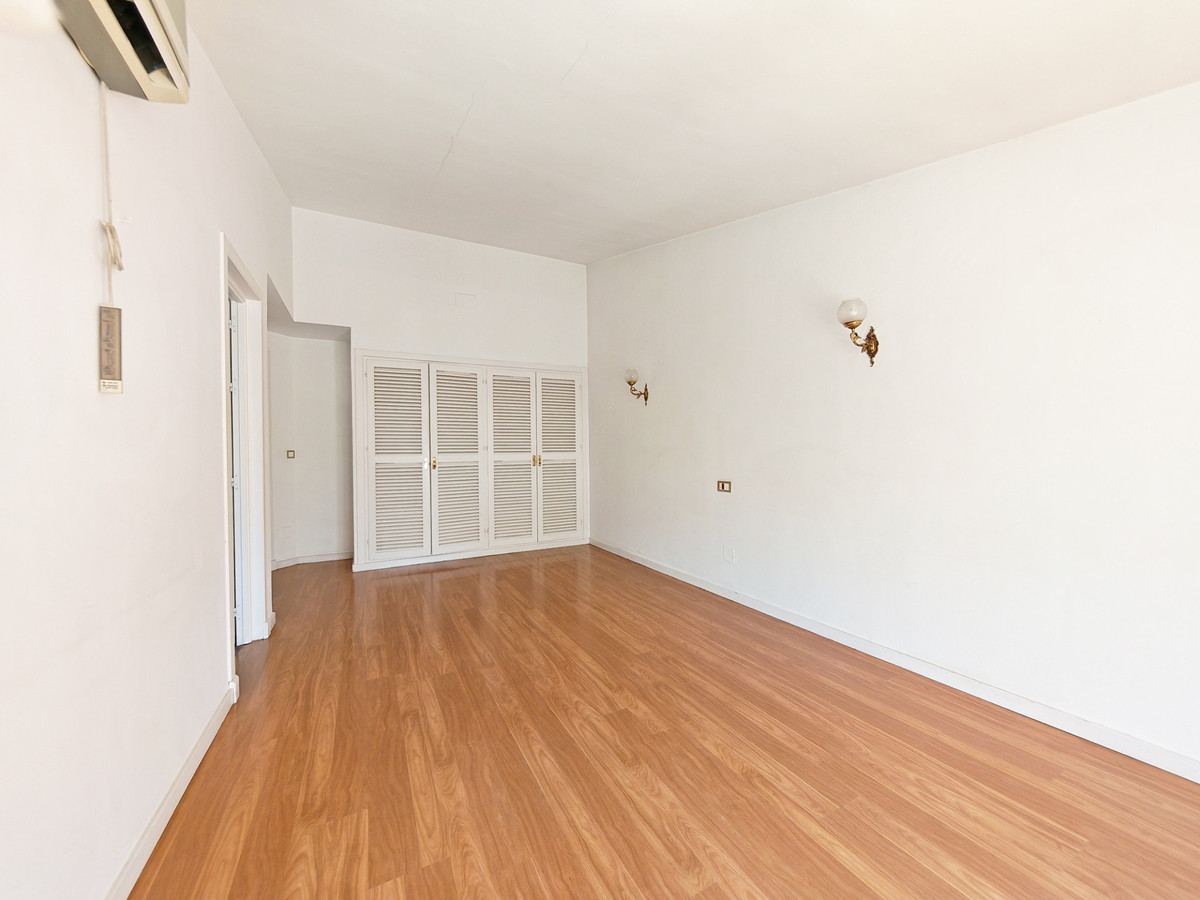 Vrijstaande villa met privé zwembad en renovatiepotentieel in Fuengirola