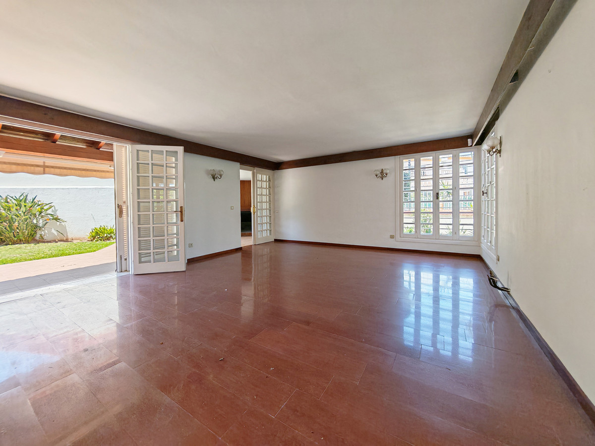 Vrijstaande villa met privé zwembad en renovatiepotentieel in Fuengirola