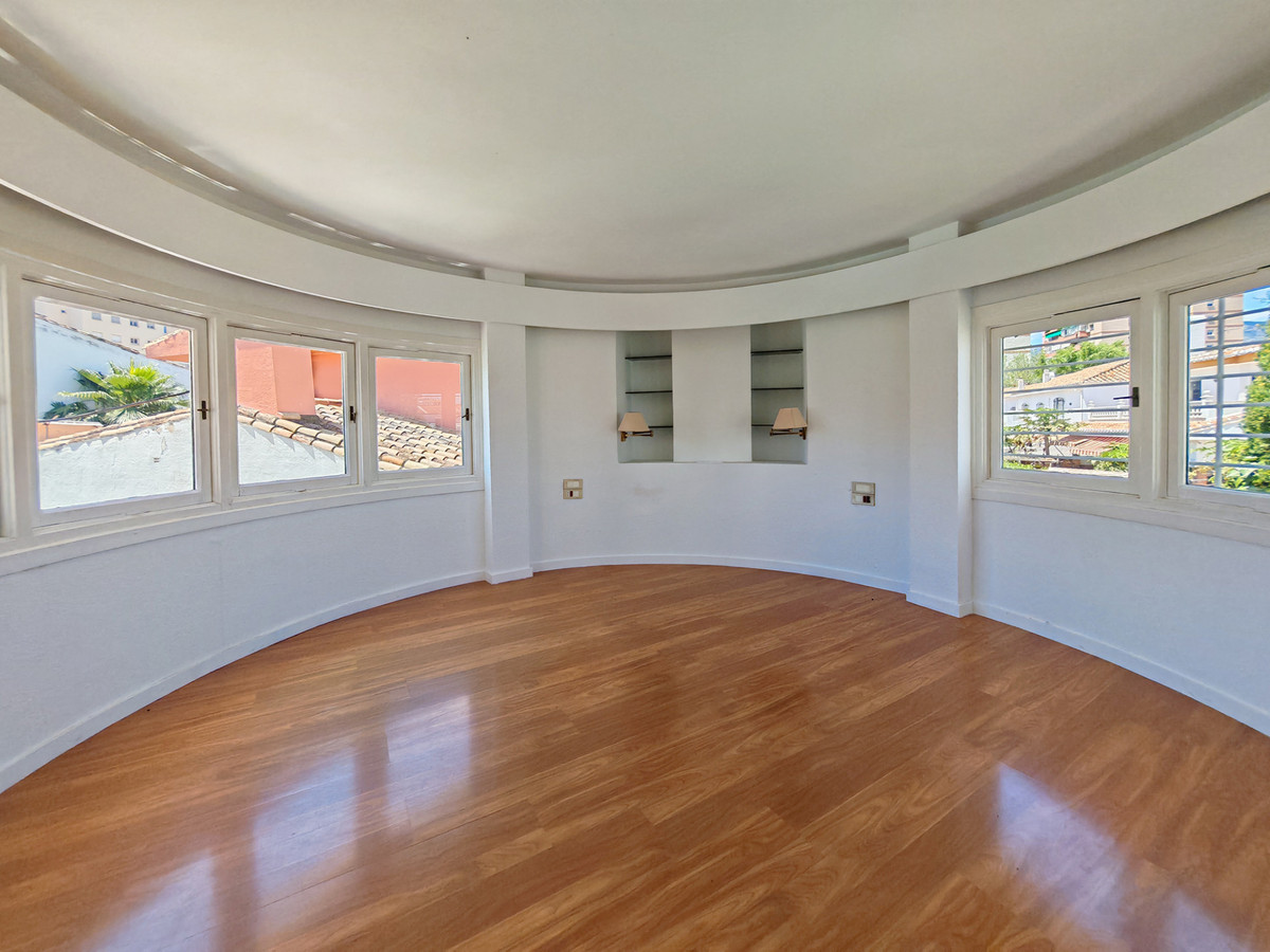 Vrijstaande villa met privé zwembad en renovatiepotentieel in Fuengirola