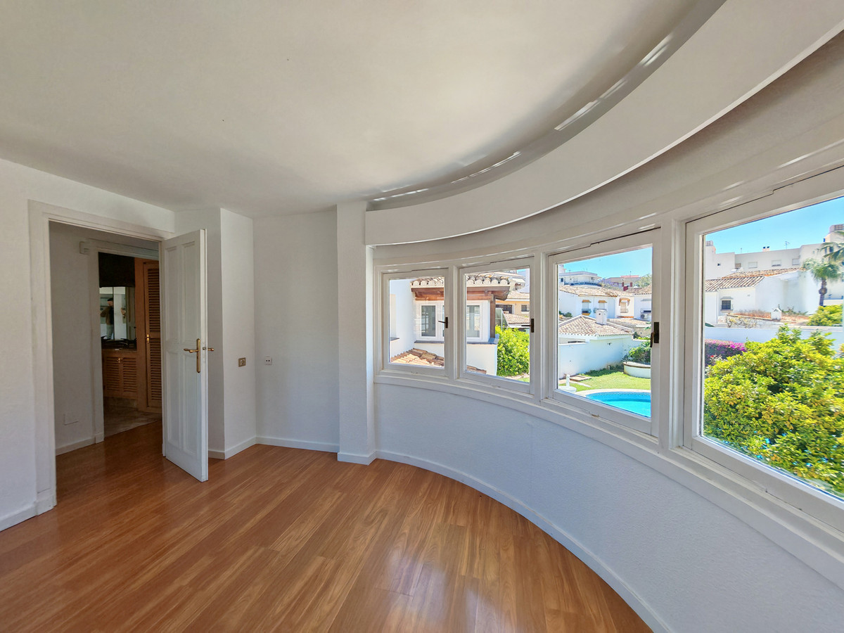 Vrijstaande villa met privé zwembad en renovatiepotentieel in Fuengirola