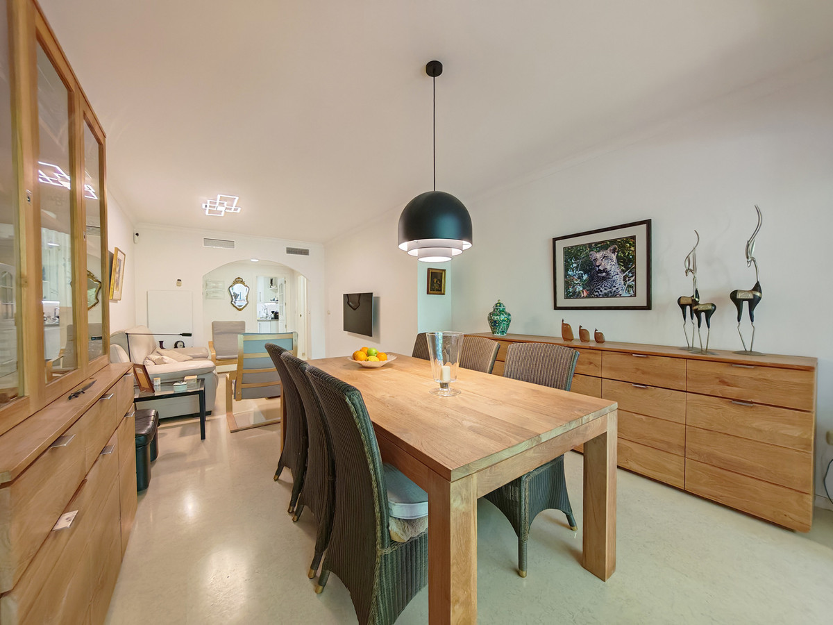 Ruim gelijkvloers appartement in Elviria – Marbella