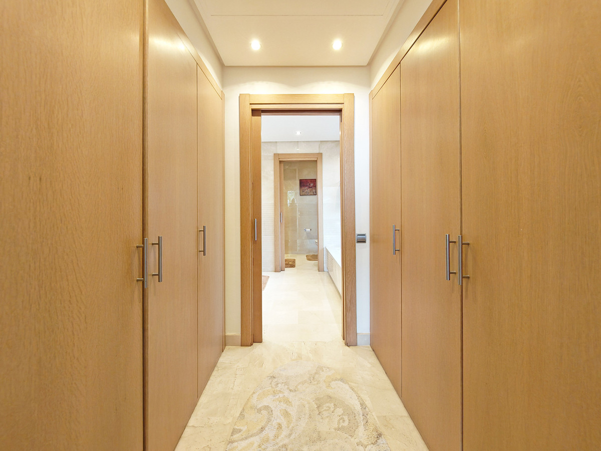 DP-12-R5390080-16 Luxe appartement met zeezicht en complete wellness in Marbella