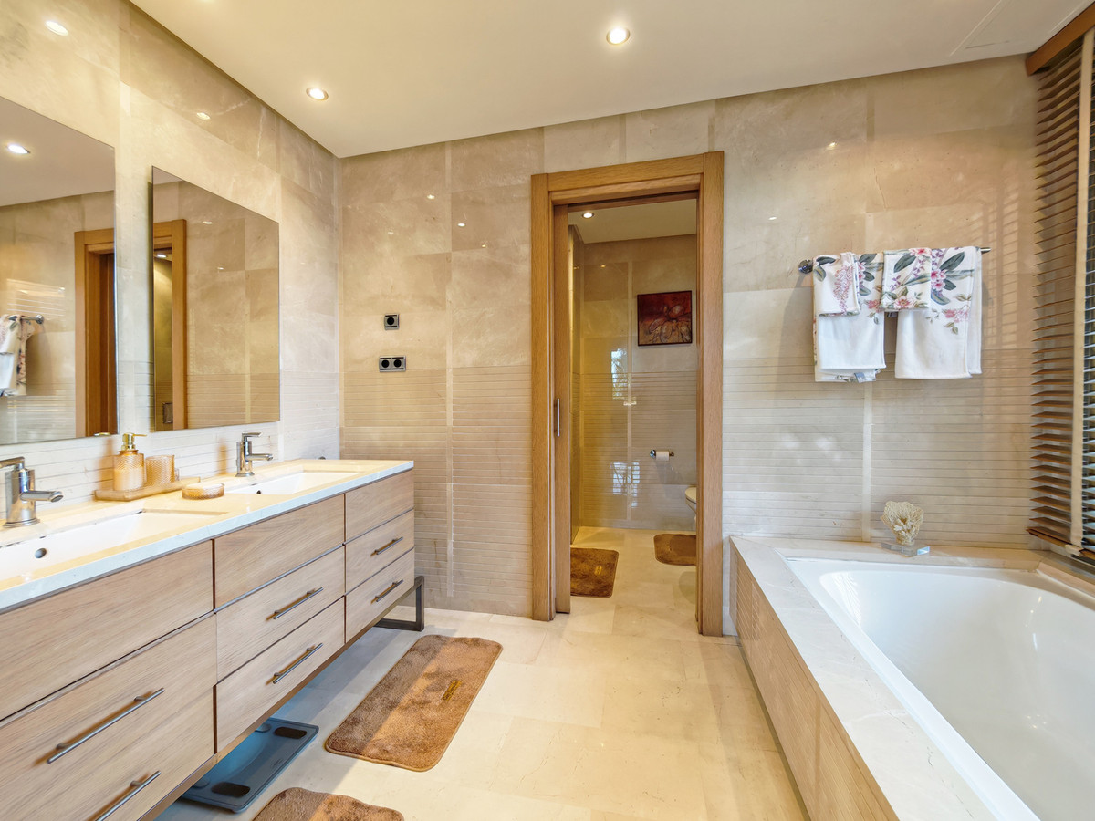 DP-12-R5390080-17 Luxe appartement met zeezicht en complete wellness in Marbella