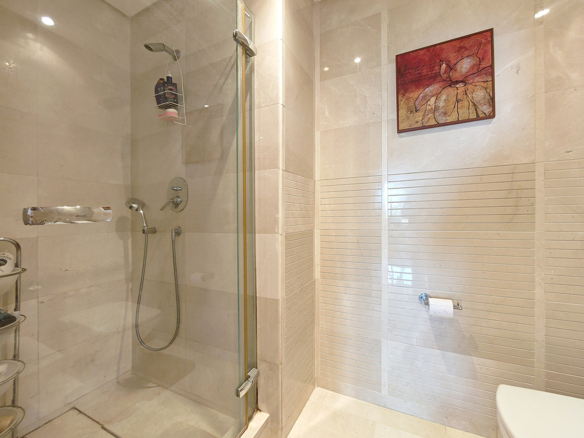 DP-12-R5390080-18 Luxe appartement met zeezicht en complete wellness in Marbella
