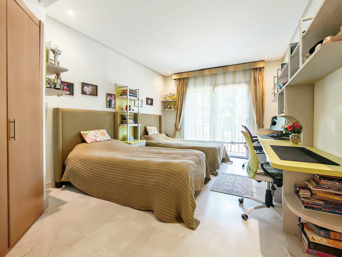 DP-12-R5390080-19 Luxe appartement met zeezicht en complete wellness in Marbella