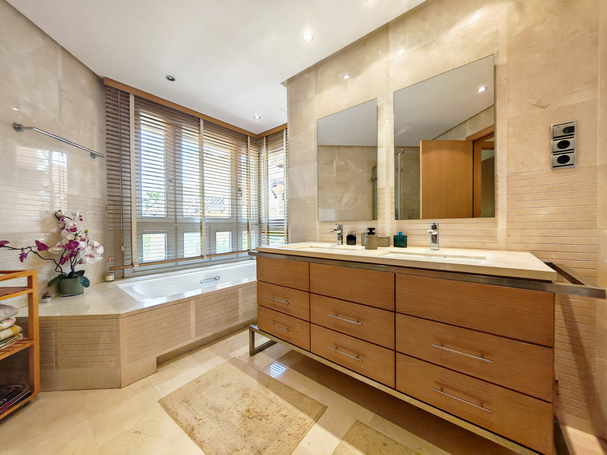 DP-12-R5390080-20 Luxe appartement met zeezicht en complete wellness in Marbella