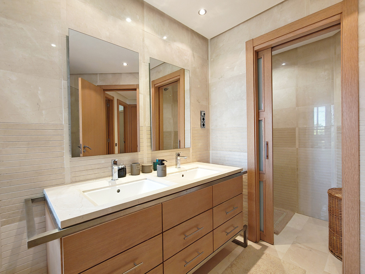 DP-12-R5390080-21 Luxe appartement met zeezicht en complete wellness in Marbella
