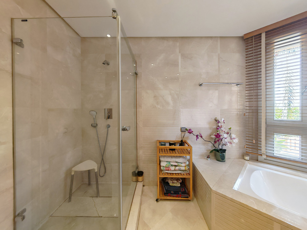 DP-12-R5390080-23 Luxe appartement met zeezicht en complete wellness in Marbella