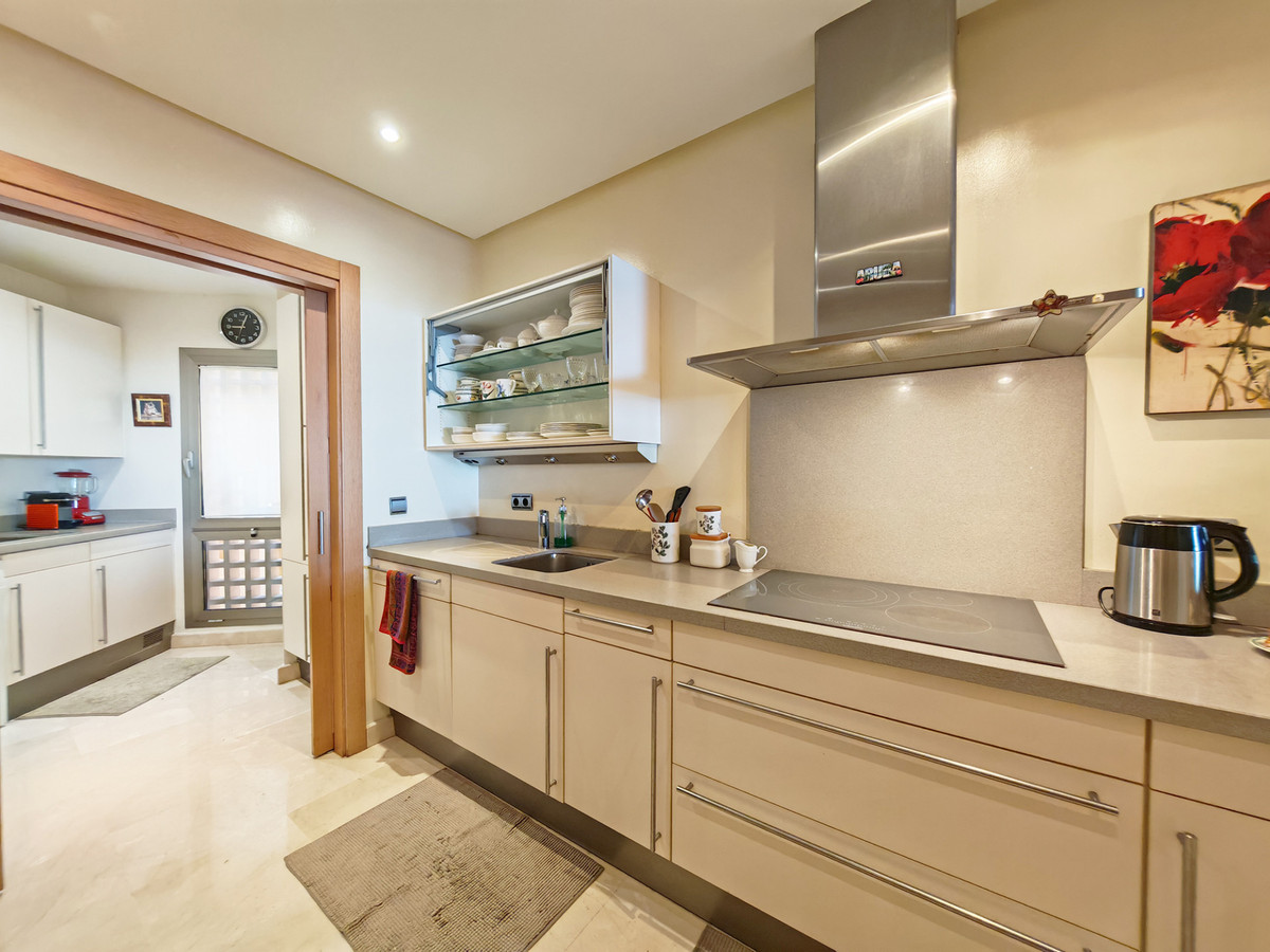 DP-12-R5390080-9 Luxe appartement met zeezicht en complete wellness in Marbella