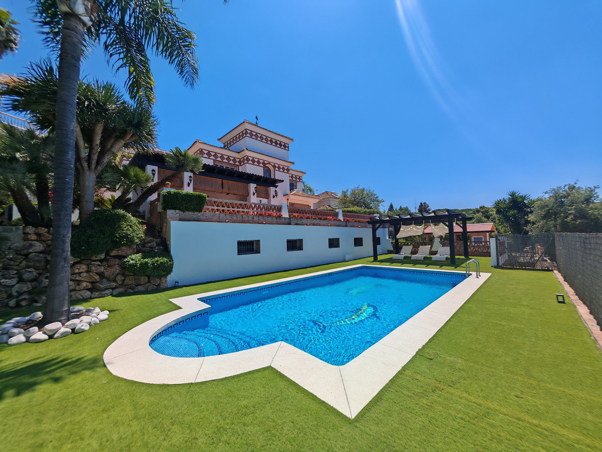 Ruime familie villa met privé zwembad op loppafstand voorzieningen in Elviria