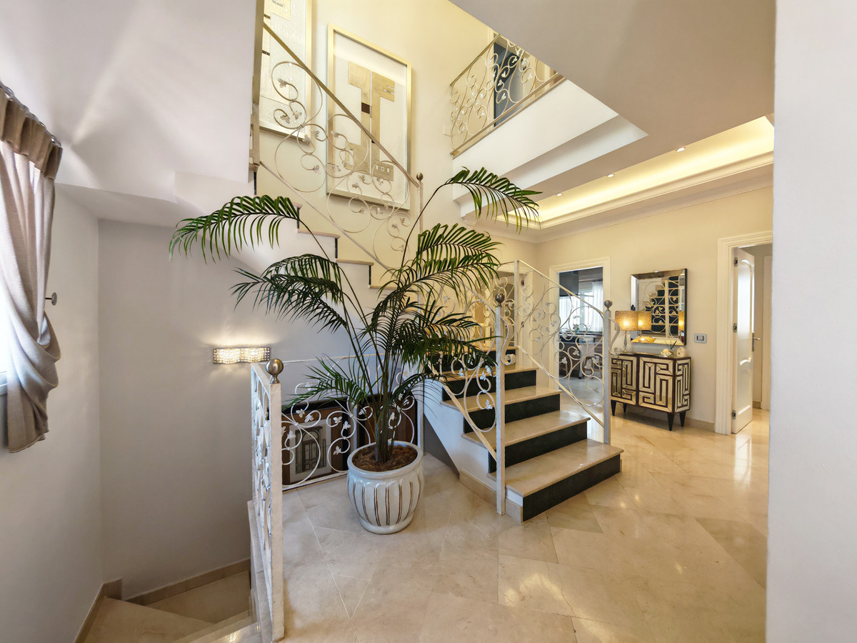 Ruime familie villa met privé zwembad op loppafstand voorzieningen in Elviria