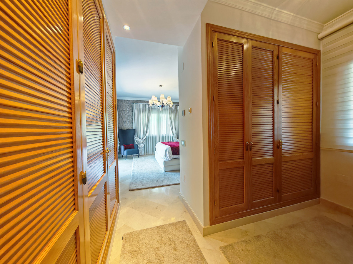 Ruime familie villa met privé zwembad op loppafstand voorzieningen in Elviria