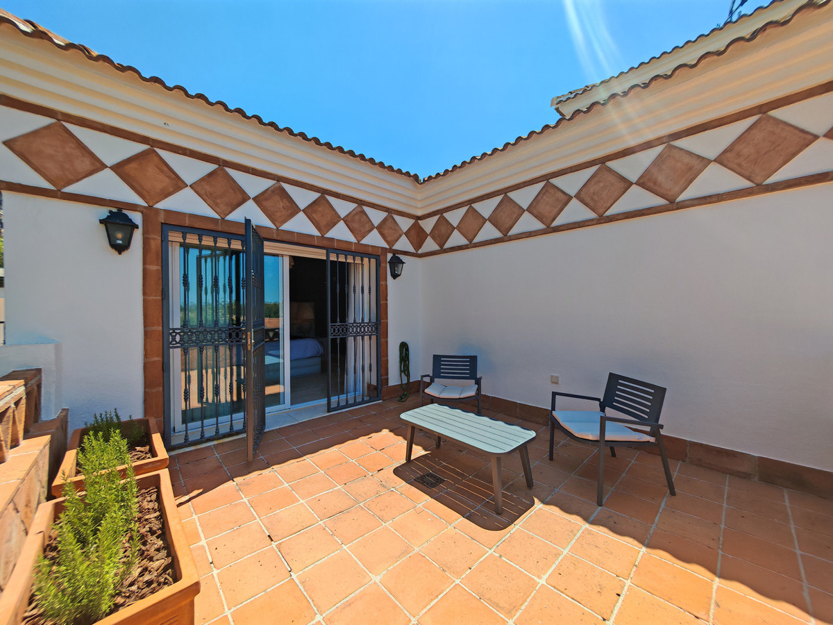 Ruime familie villa met privé zwembad op loppafstand voorzieningen in Elviria