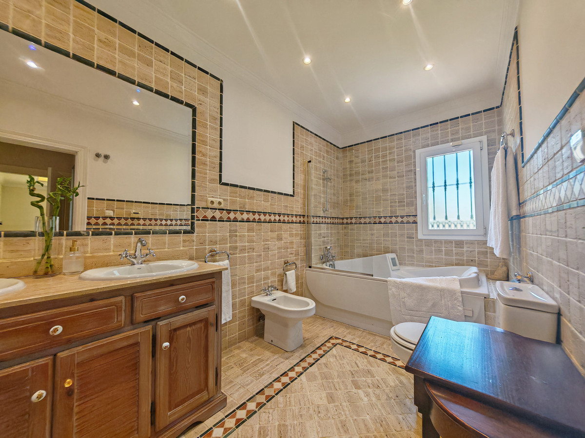 Ruime familie villa met privé zwembad op loppafstand voorzieningen in Elviria