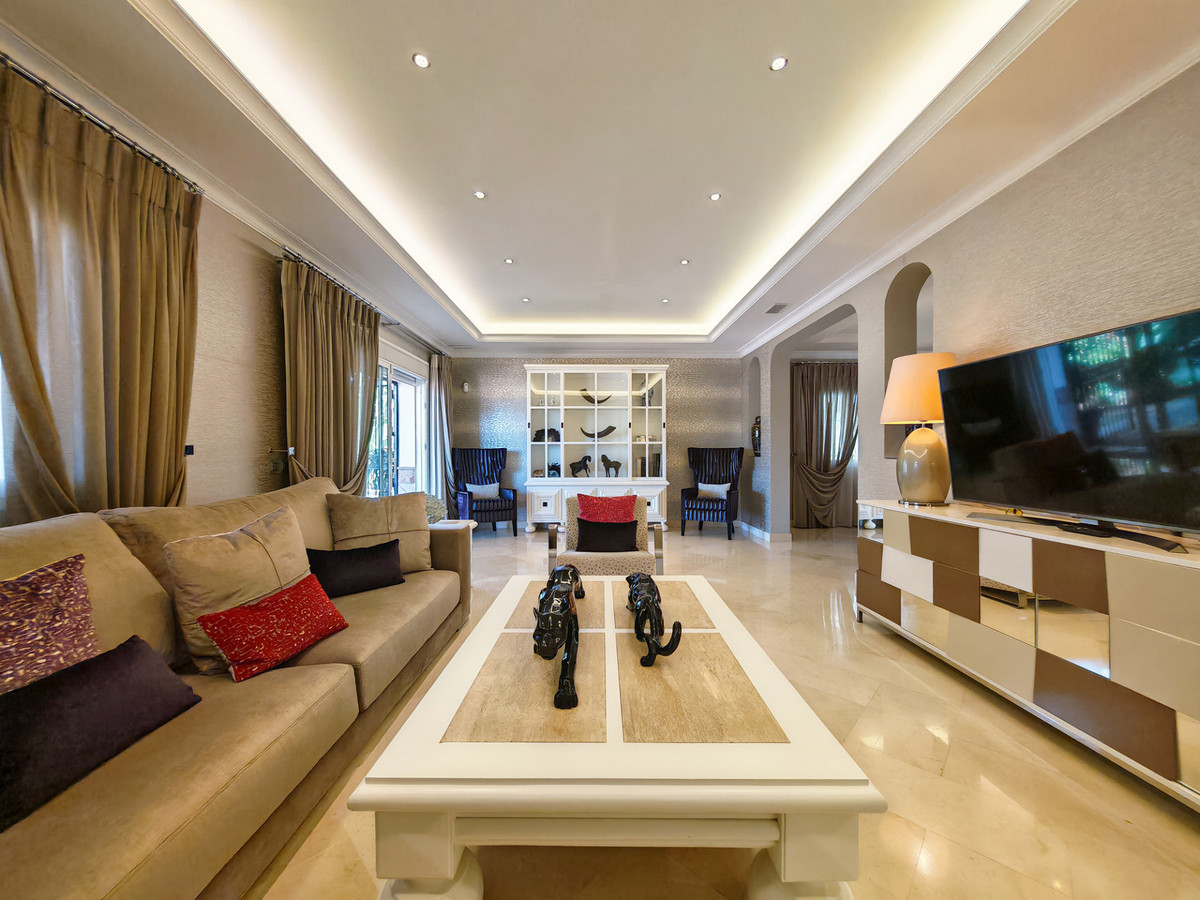 Ruime familie villa met privé zwembad op loppafstand voorzieningen in Elviria
