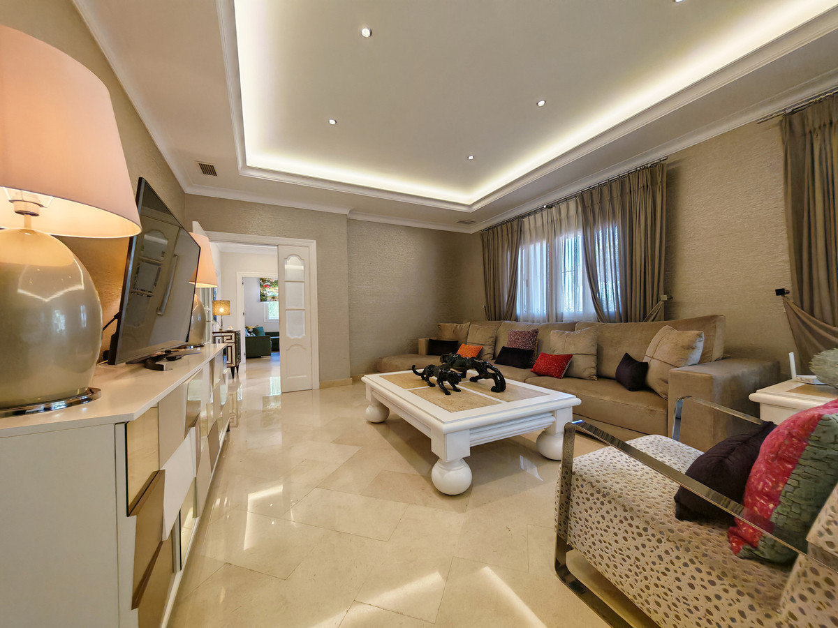 Ruime familie villa met privé zwembad op loppafstand voorzieningen in Elviria