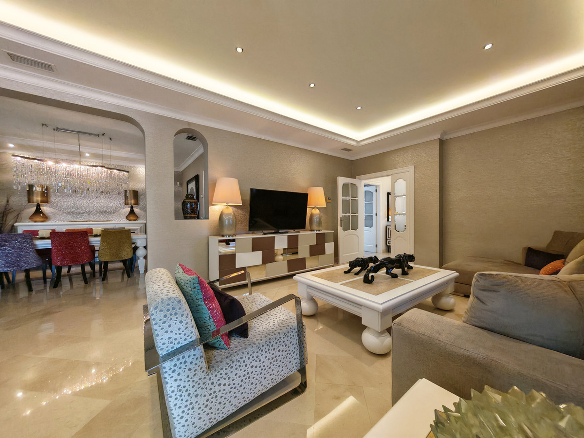 Ruime familie villa met privé zwembad op loppafstand voorzieningen in Elviria