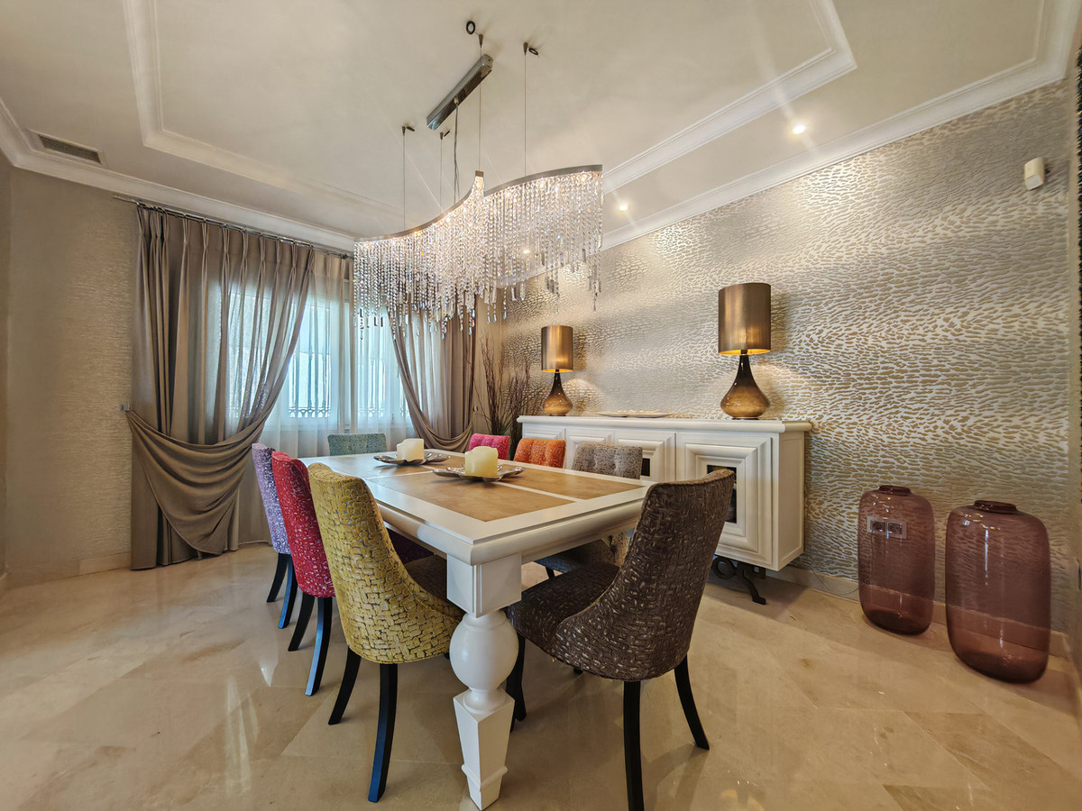 Ruime familie villa met privé zwembad op loppafstand voorzieningen in Elviria