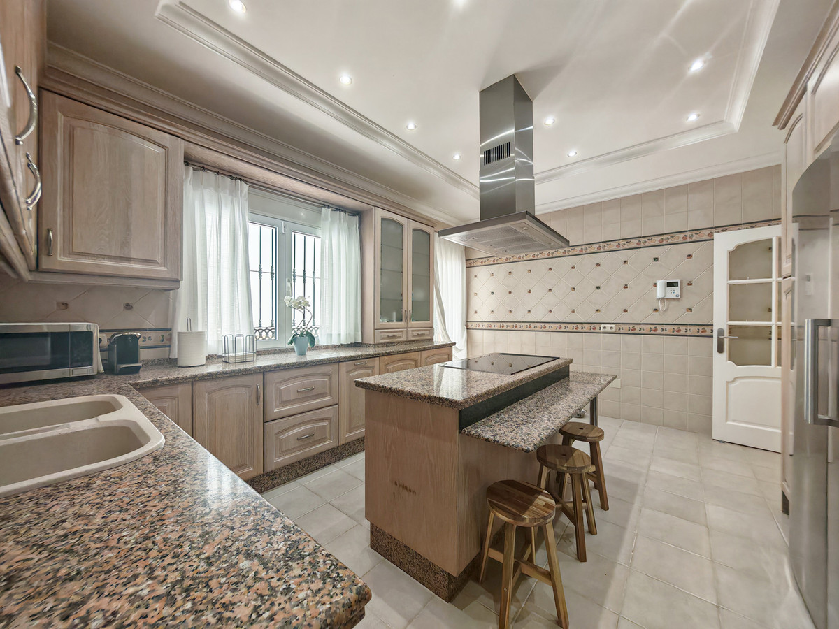 Ruime familie villa met privé zwembad op loppafstand voorzieningen in Elviria