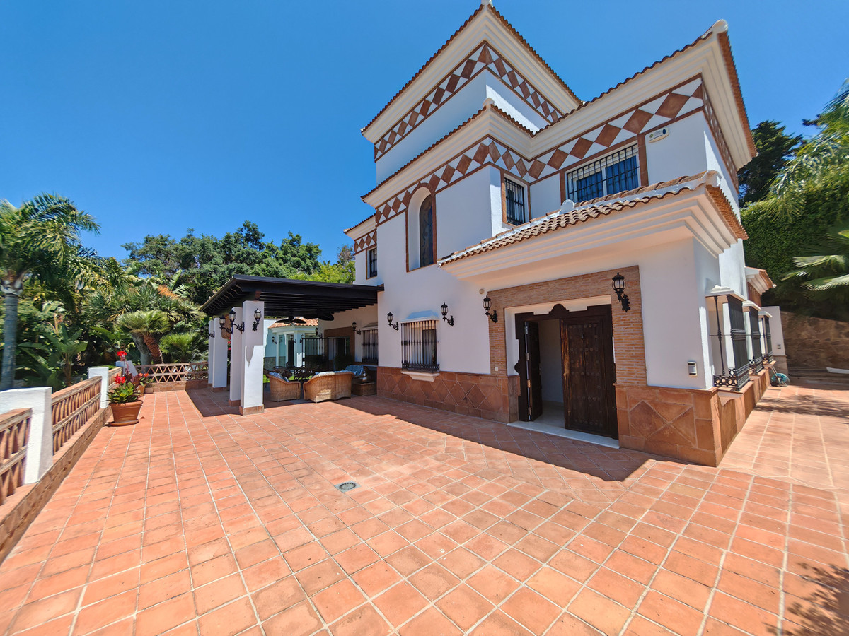 Ruime familie villa met privé zwembad op loppafstand voorzieningen in Elviria
