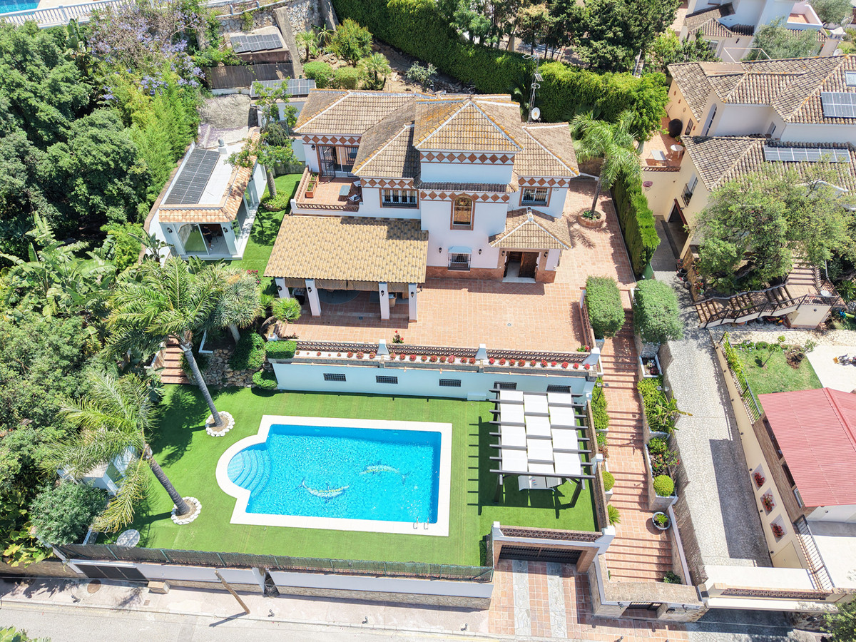 Ruime familie villa met privé zwembad op loppafstand voorzieningen in Elviria
