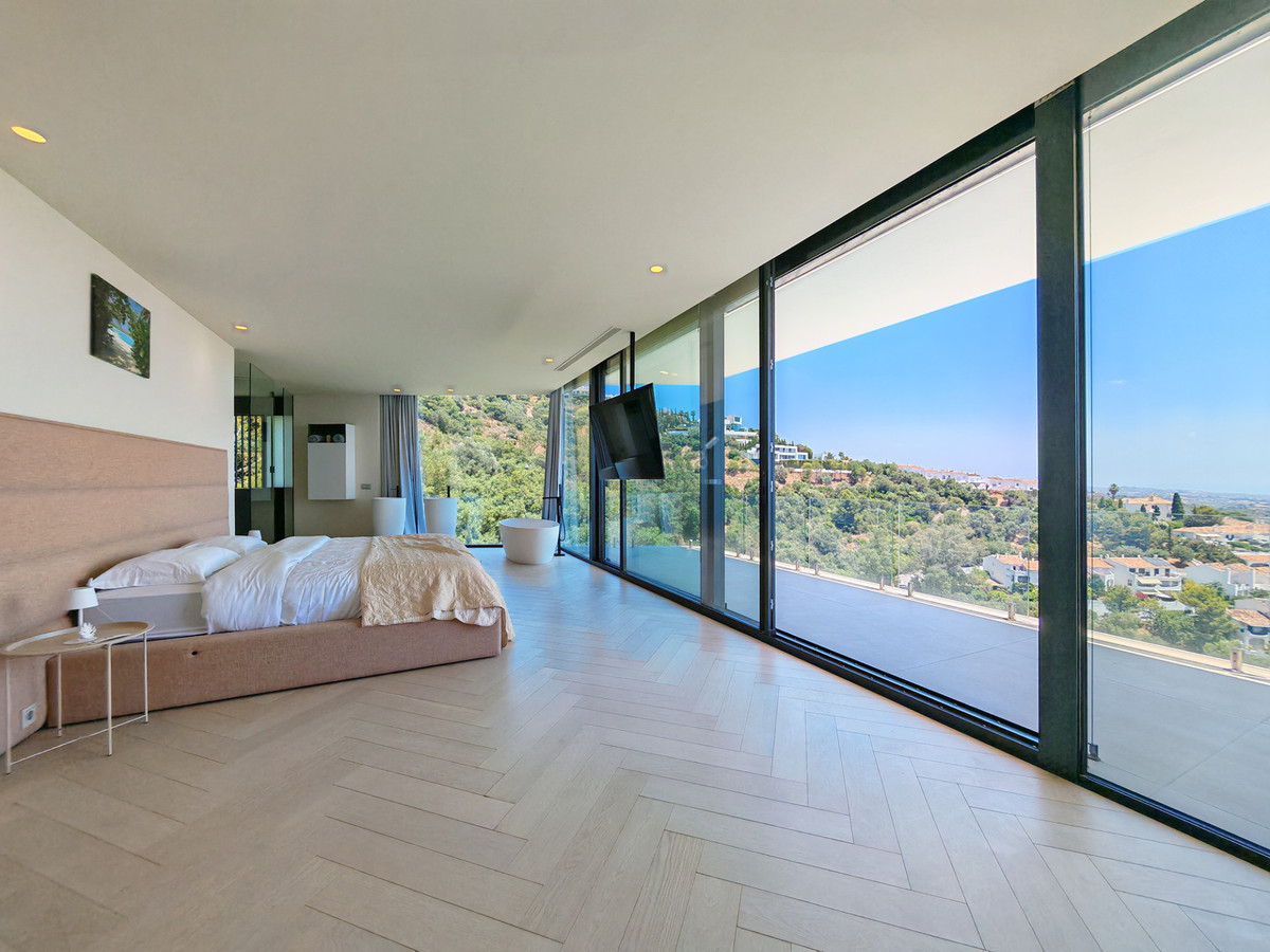 Gloednieuwe design villa met spectaculair zeezicht in Marbella