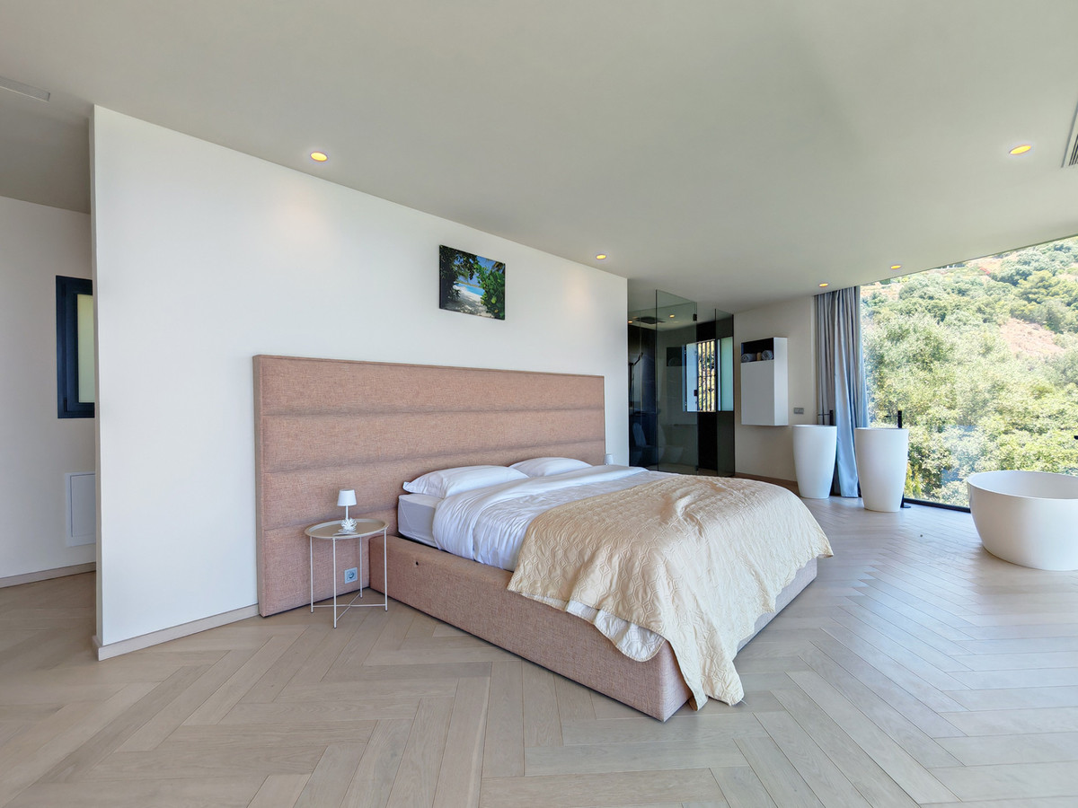 Gloednieuwe design villa met spectaculair zeezicht in Marbella