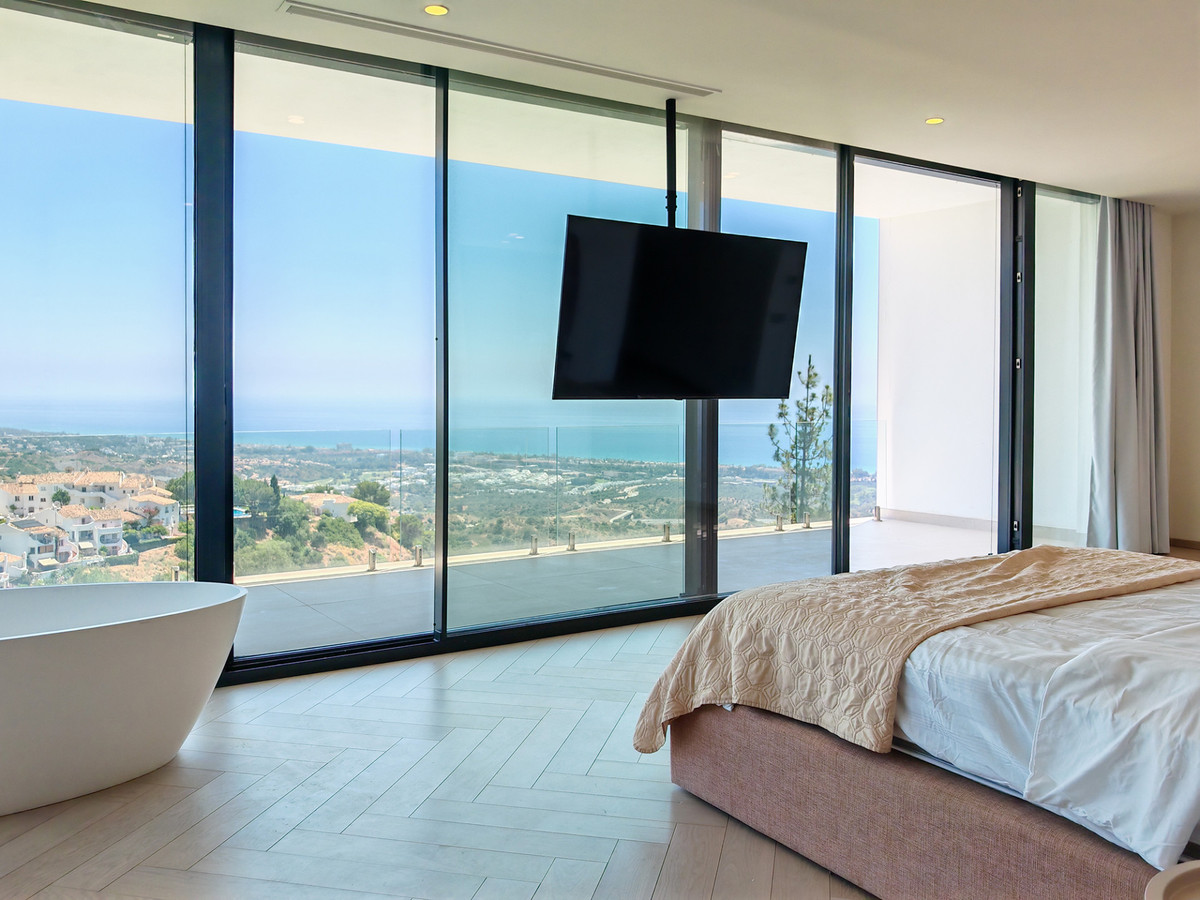 Gloednieuwe design villa met spectaculair zeezicht in Marbella