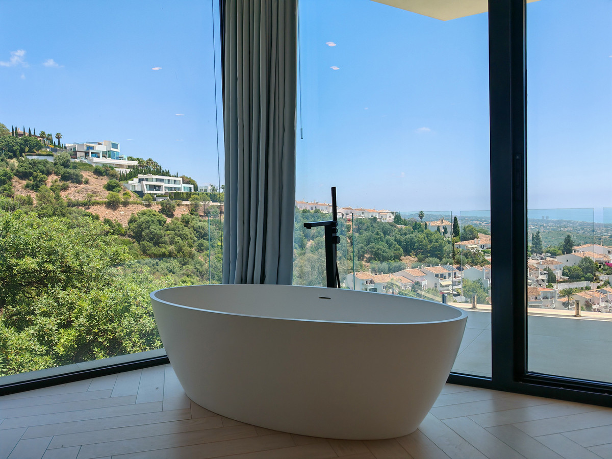 Gloednieuwe design villa met spectaculair zeezicht in Marbella