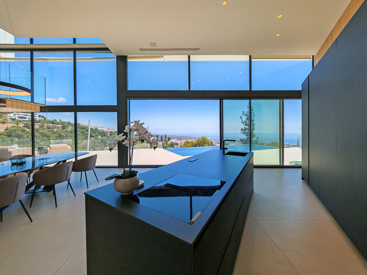 Gloednieuwe design villa met spectaculair zeezicht in Marbella