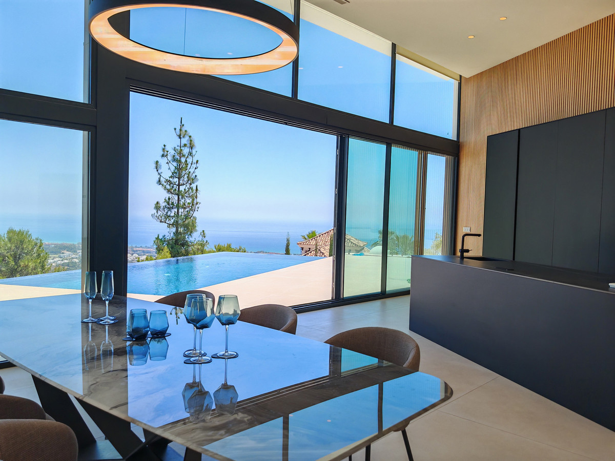 Gloednieuwe design villa met spectaculair zeezicht in Marbella