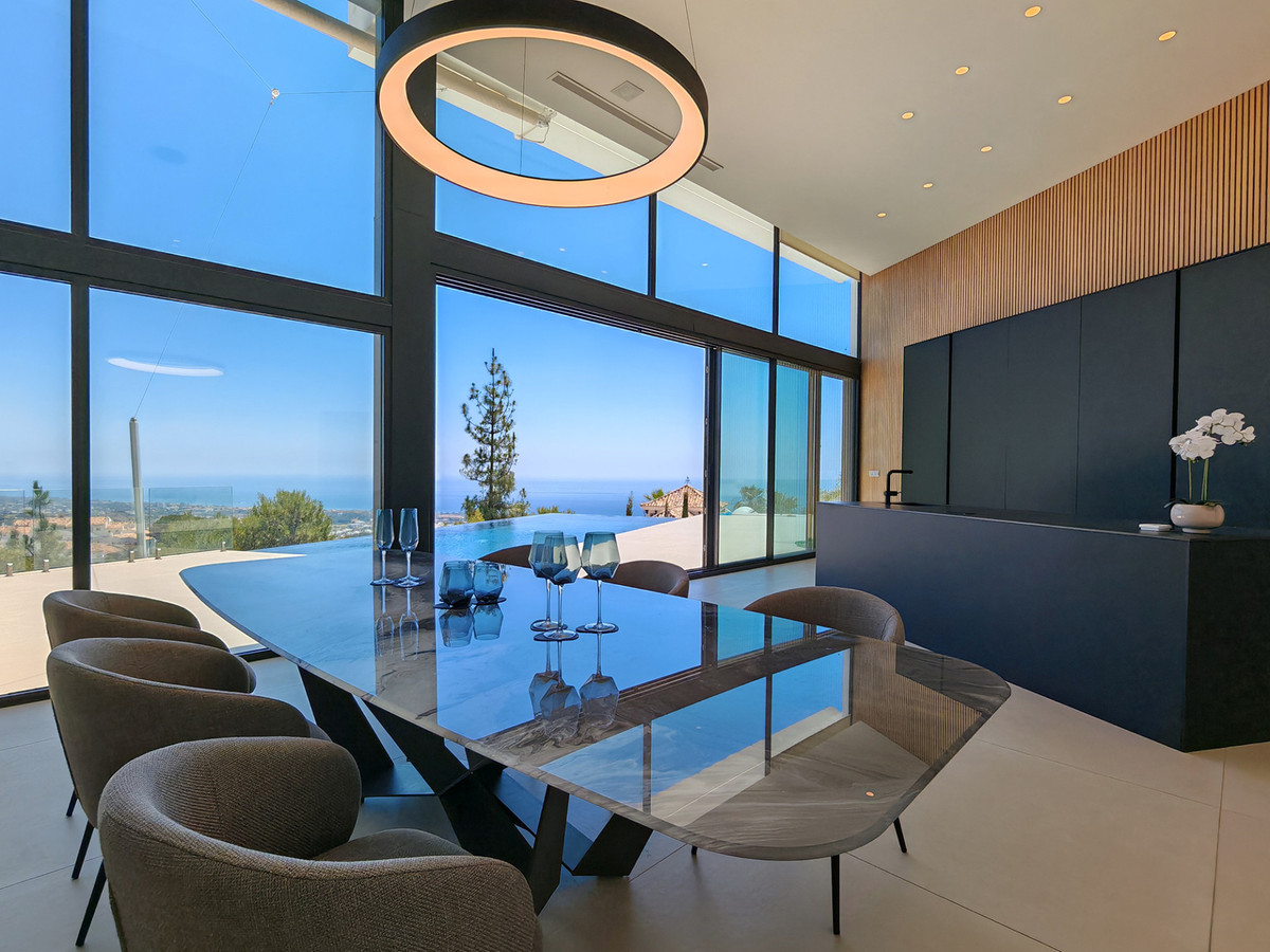 Gloednieuwe design villa met spectaculair zeezicht in Marbella