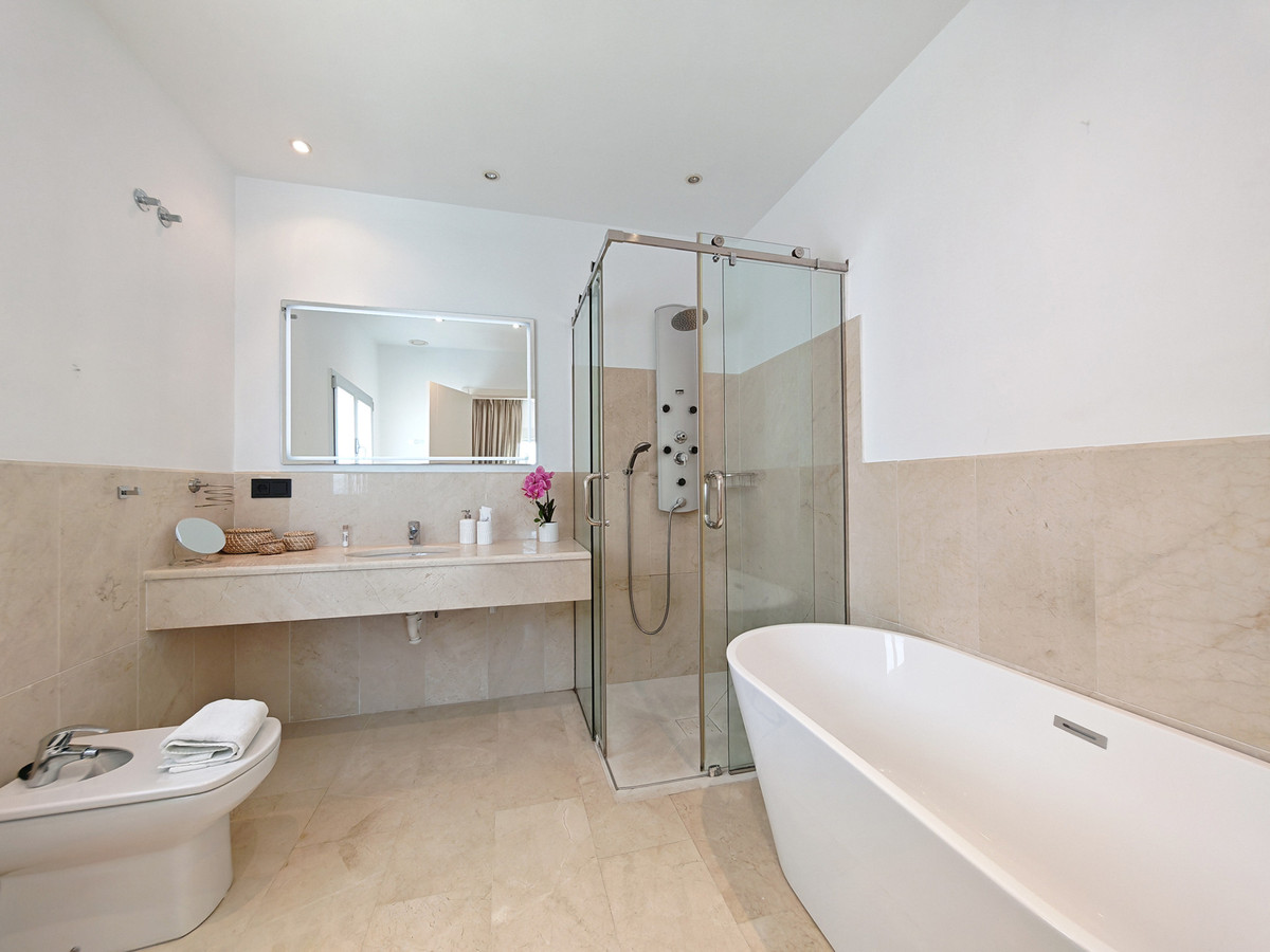 Luxe villa met verwarmd zwembad en zeezicht in Marbella