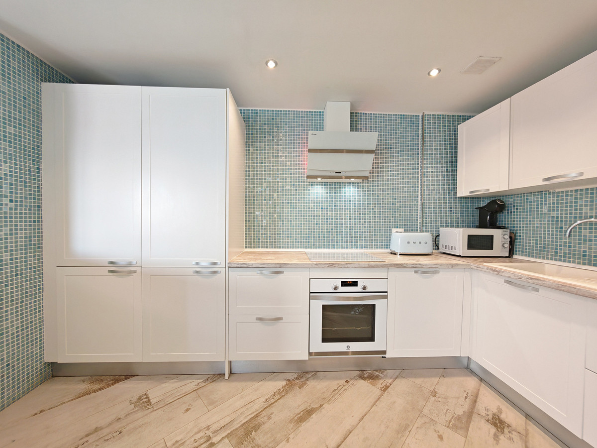 Gerenoveerd appartement met open uitzicht te koop in Manilva
