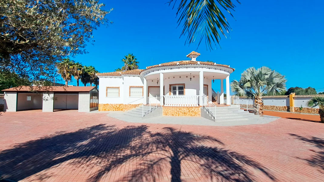 Gerenoveerde finca op groot perceel in Catral