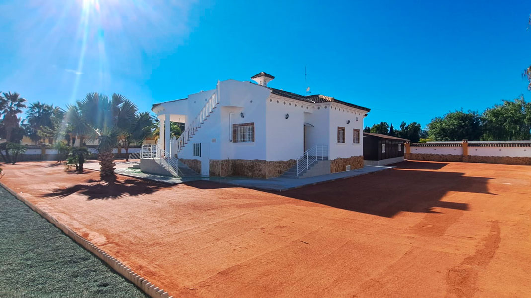 Gerenoveerde finca op groot perceel in Catral